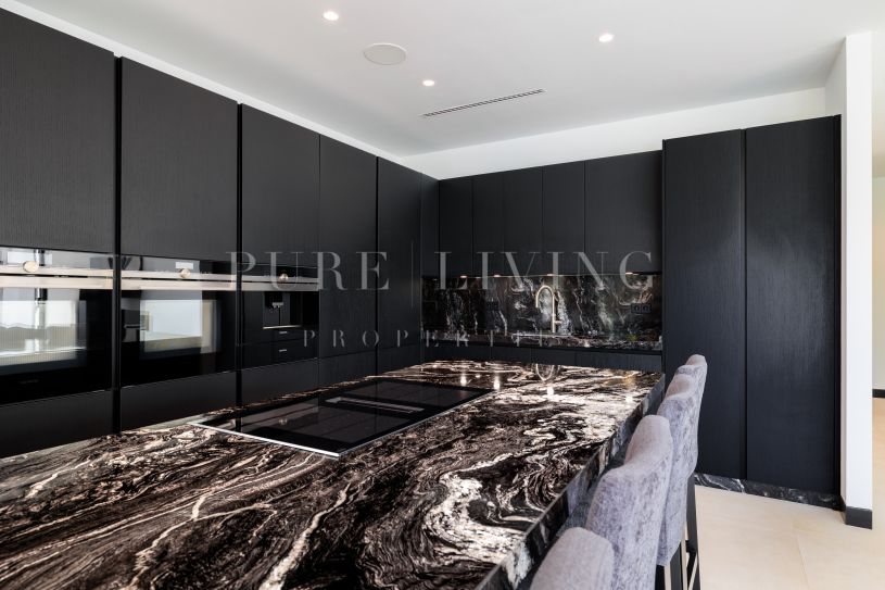 Elegant Modern Villa in a Prime Golden Mile Location