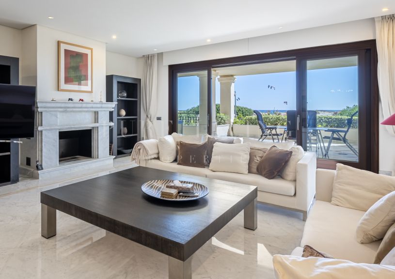 Exclusieve woning aan het strand met 3 slaapkamers in de strandgemeenschap Los Monteros.