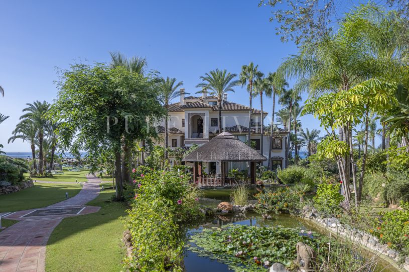 Exclusieve woning aan het strand met 3 slaapkamers in de strandgemeenschap Los Monteros.