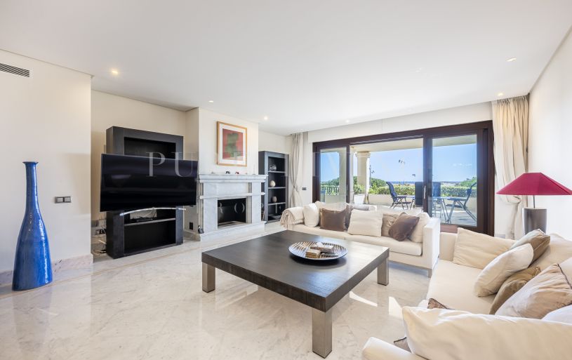 Exclusieve woning aan het strand met 3 slaapkamers in de strandgemeenschap Los Monteros.