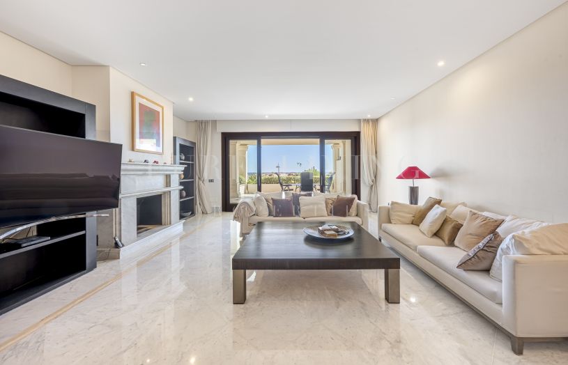 Exclusieve woning aan het strand met 3 slaapkamers in de strandgemeenschap Los Monteros.