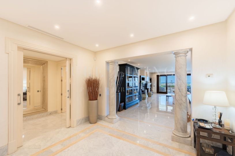 Exclusieve woning aan het strand met 3 slaapkamers in de strandgemeenschap Los Monteros.