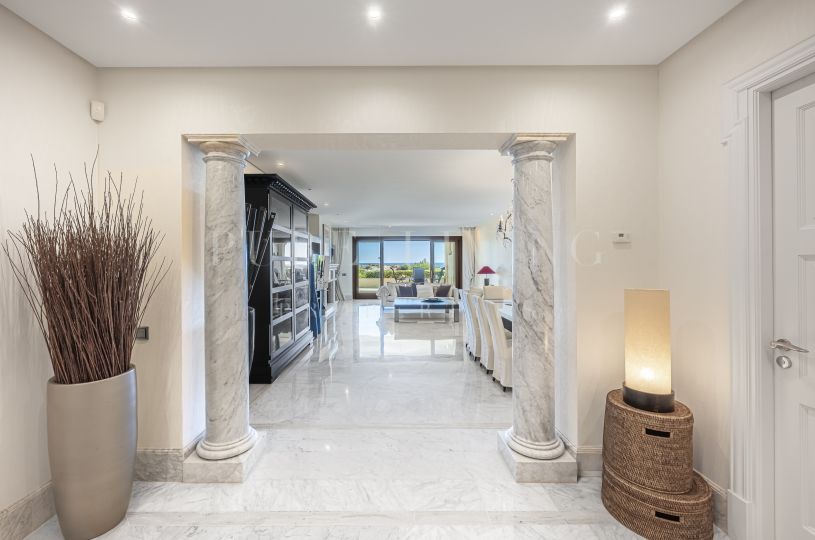 Exclusieve woning aan het strand met 3 slaapkamers in de strandgemeenschap Los Monteros.