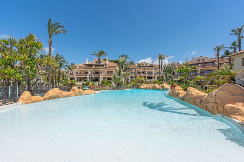 Exclusieve woning aan het strand met 3 slaapkamers in de strandgemeenschap Los Monteros.
