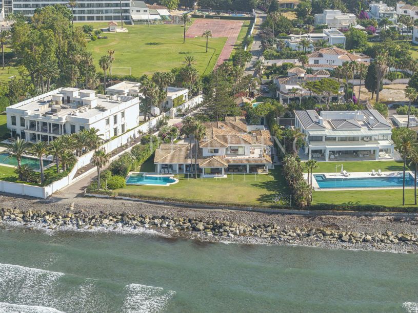 Elegant Beachfront Villa in Prestigious Casasola