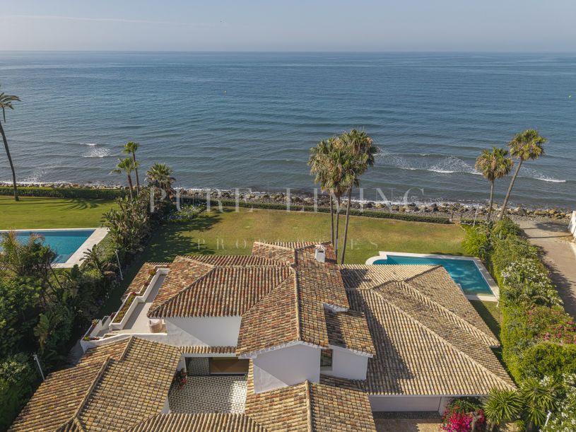 Elegant Beachfront Villa in Prestigious Casasola