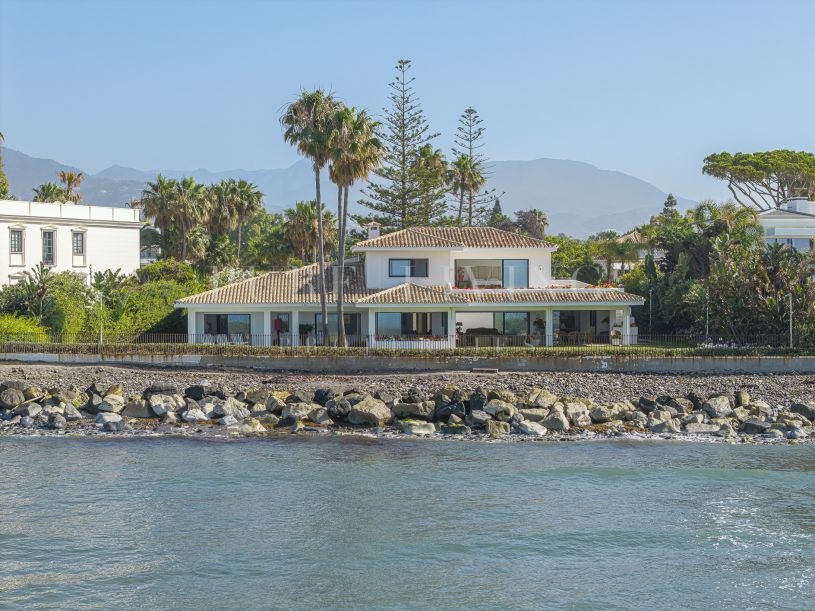 Elegant Beachfront Villa in Prestigious Casasola