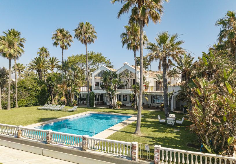Magnifique domaine andalou classique en front de mer à Casasola, Estepona Est