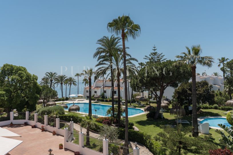 Exceptional frontline beach apartment in the exclusive Coral Beach community