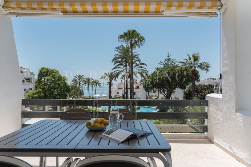 Exceptional frontline beach apartment in the exclusive Coral Beach community