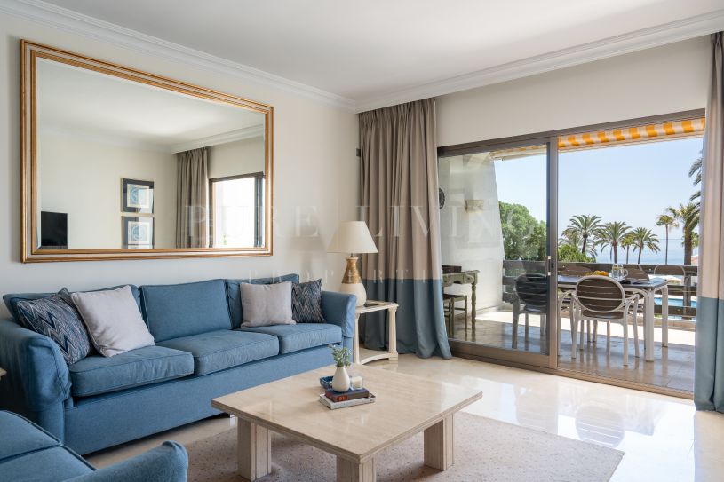 Exceptional frontline beach apartment in the exclusive Coral Beach community
