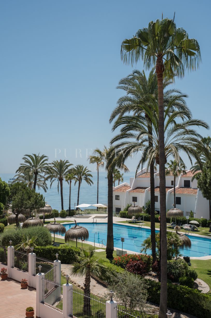 Exceptional frontline beach apartment in the exclusive Coral Beach community