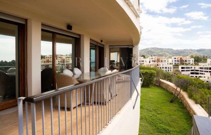 Prachtig 3-slaapkamer appartement met ongeëvenaarde panoramische uitzichten, gelegen in Altos de Los Monteros, Marbella Oost.