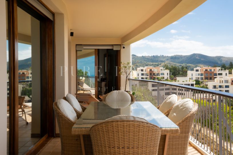 Prachtig 3-slaapkamer appartement met ongeëvenaarde panoramische uitzichten, gelegen in Altos de Los Monteros, Marbella Oost.