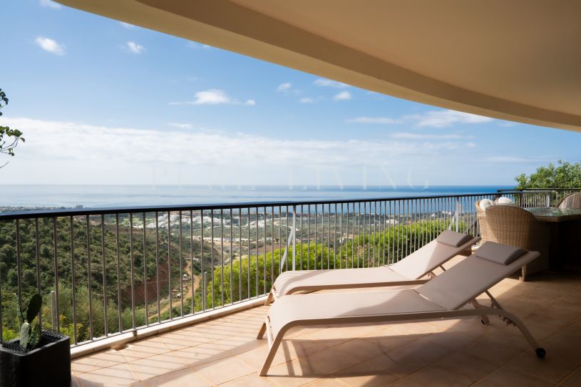 Prachtig 3-slaapkamer appartement met ongeëvenaarde panoramische uitzichten, gelegen in Altos de Los Monteros, Marbella Oost.