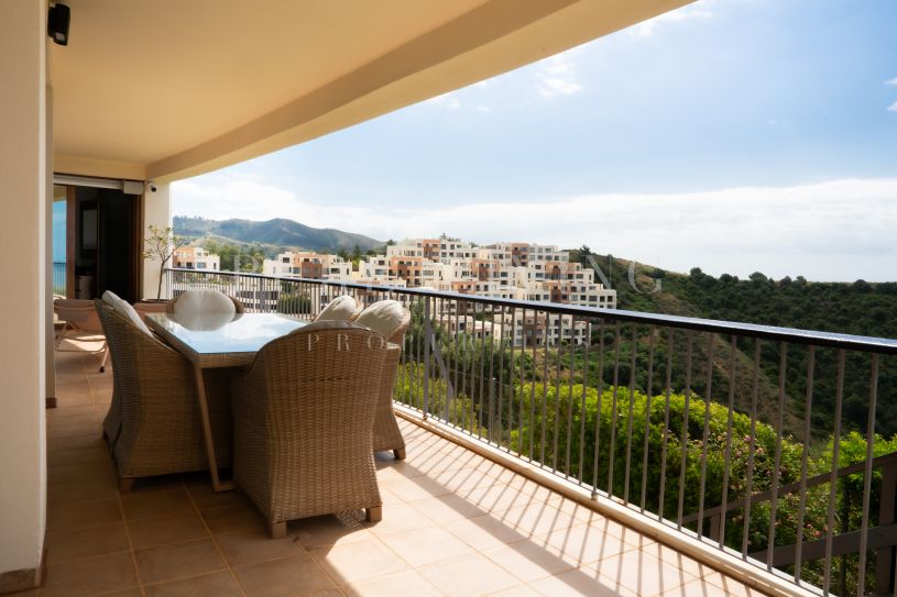Prachtig 3-slaapkamer appartement met ongeëvenaarde panoramische uitzichten, gelegen in Altos de Los Monteros, Marbella Oost.