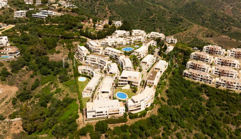 Prachtig 3-slaapkamer appartement met ongeëvenaarde panoramische uitzichten, gelegen in Altos de Los Monteros, Marbella Oost.