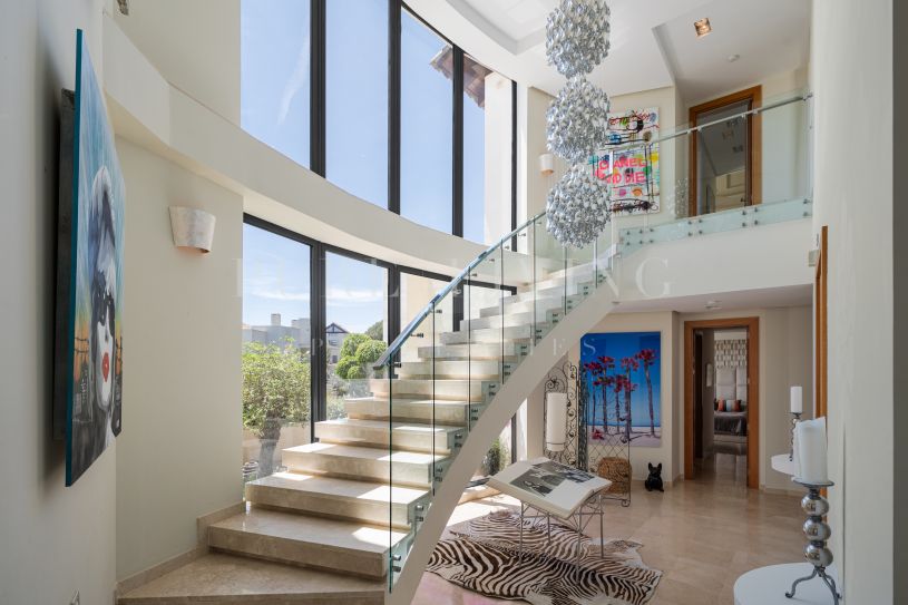 Ático duplex moderno con increíbles vistas al mar y la montaña