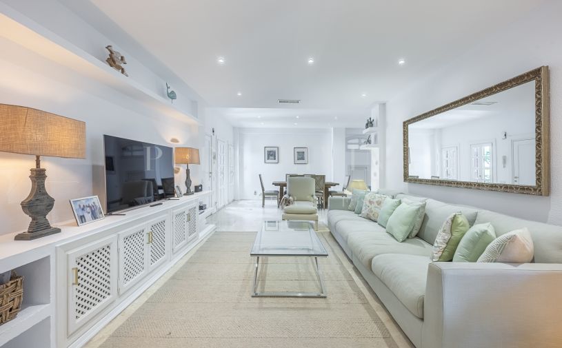 Spacieux appartement de trois chambres en rez-de-chaussée à Señorio de Marbella.