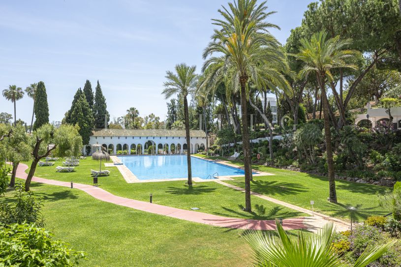 Spacieux appartement de trois chambres en rez-de-chaussée à Señorio de Marbella.