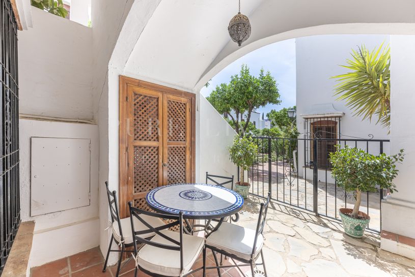 Spacieux appartement de trois chambres en rez-de-chaussée à Señorio de Marbella.