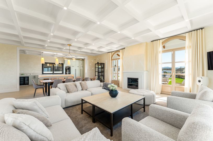 Contemporary Sea View Villa in Valle Romano