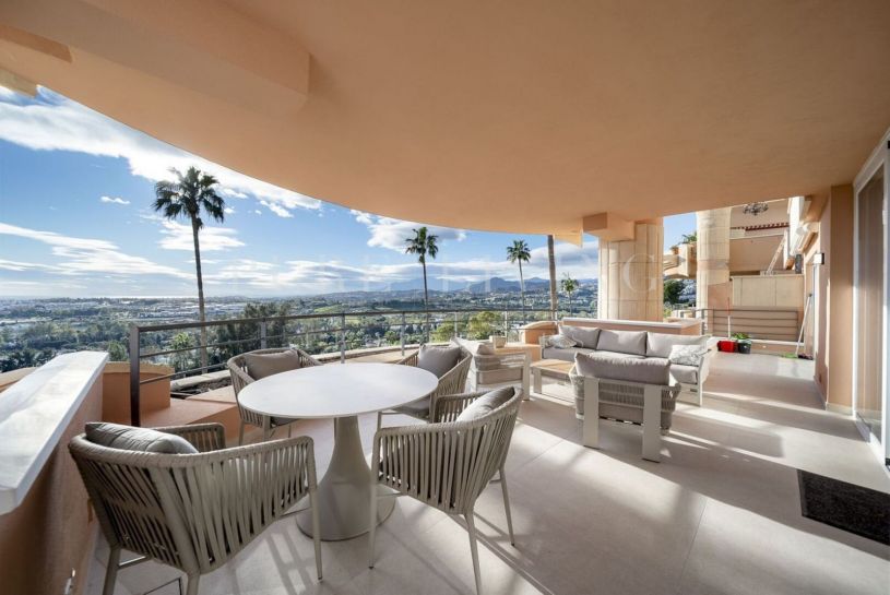 Appartement de luxe raffiné avec vue imprenable sur la Méditerranée situé dans le secteur prisé de Nueva Andalucía
