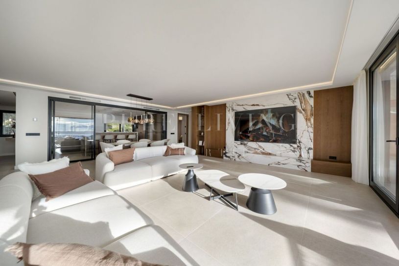 Appartement de luxe raffiné avec vue imprenable sur la Méditerranée situé dans le secteur prisé de Nueva Andalucía
