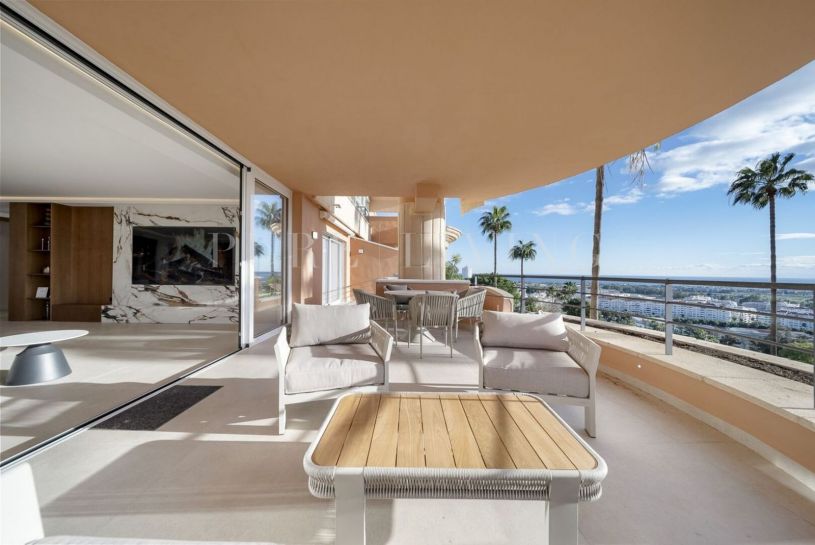 Appartement de luxe raffiné avec vue imprenable sur la Méditerranée situé dans le secteur prisé de Nueva Andalucía