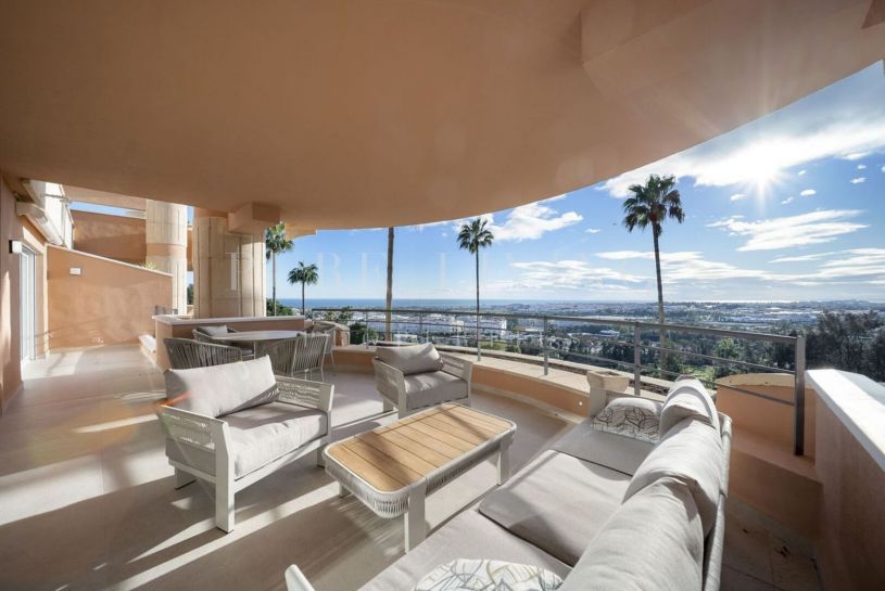 Appartement de luxe raffiné avec vue imprenable sur la Méditerranée situé dans le secteur prisé de Nueva Andalucía