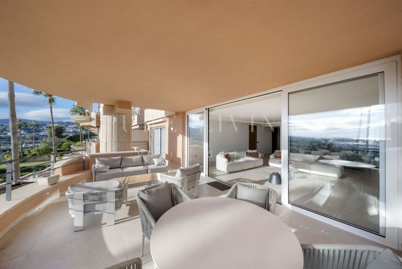 Appartement de luxe raffiné avec vue imprenable sur la Méditerranée situé dans le secteur prisé de Nueva Andalucía