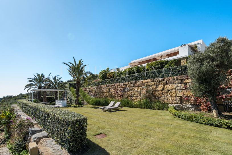 Villa de una sola planta elevada en Finca Cortesín – Vistas al Golf y al Mar