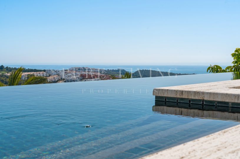 Villa de una sola planta elevada en Finca Cortesín – Vistas al Golf y al Mar