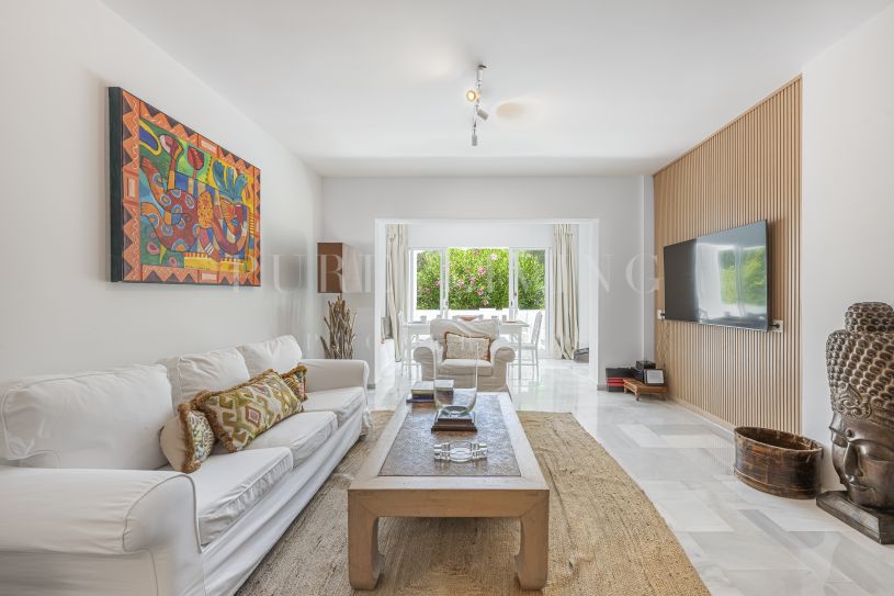Spacieux appartement au rez-de-chaussée avec vue sur le jardin et la piscine, situé sur le Marbella Golden Mile