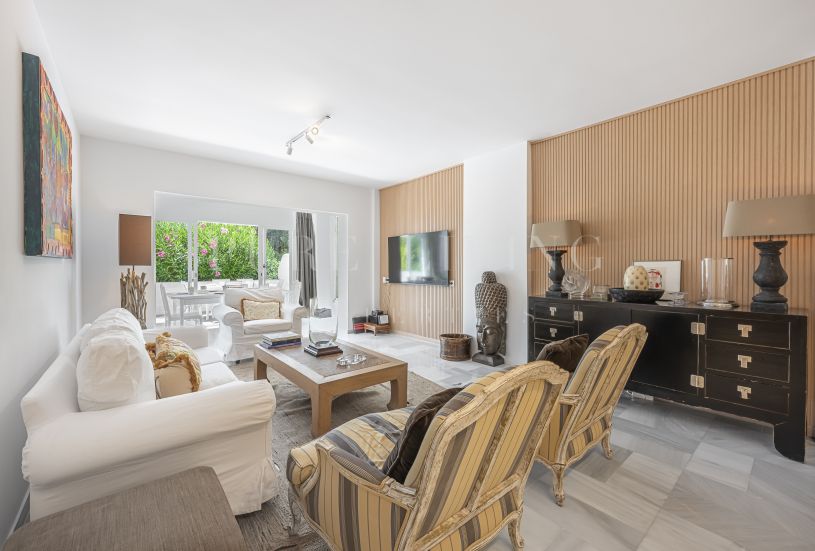 Spacieux appartement au rez-de-chaussée avec vue sur le jardin et la piscine, situé sur le Marbella Golden Mile