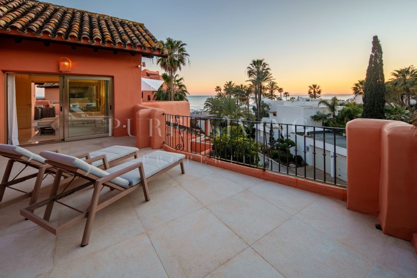 Élégant Penthouse Duplex en Front de Mer avec Vue Panoramique sur la Mer à La Morera, Marbella Est