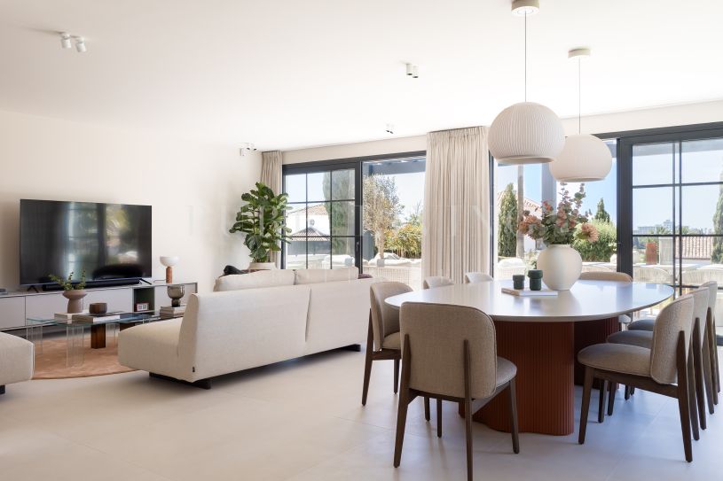 Villa Rita Elegant Contemporary Living with Panoramic Sea & Gibraltar Views in El Paraíso Alto