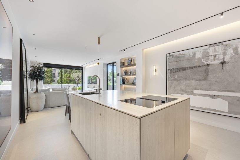 Penthouse duplex contemporain en bord de mer à distance de marche de Puerto Banús