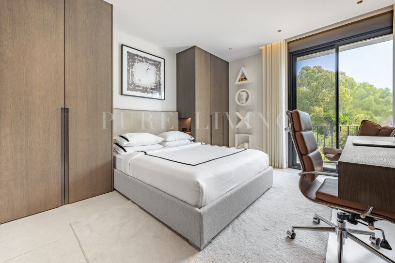 Penthouse duplex contemporain en bord de mer à distance de marche de Puerto Banús