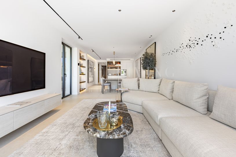 Penthouse duplex contemporain en bord de mer à distance de marche de Puerto Banús