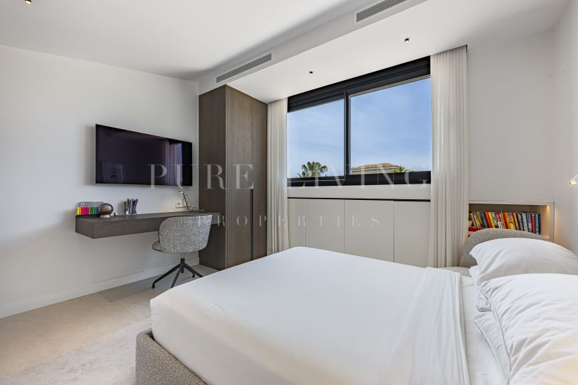 Penthouse duplex contemporain en bord de mer à distance de marche de Puerto Banús