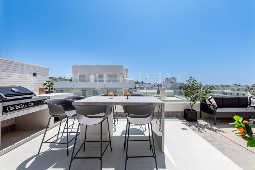 Contemporary penthouse with panoramic views located in prime, Nueva Andalucía
