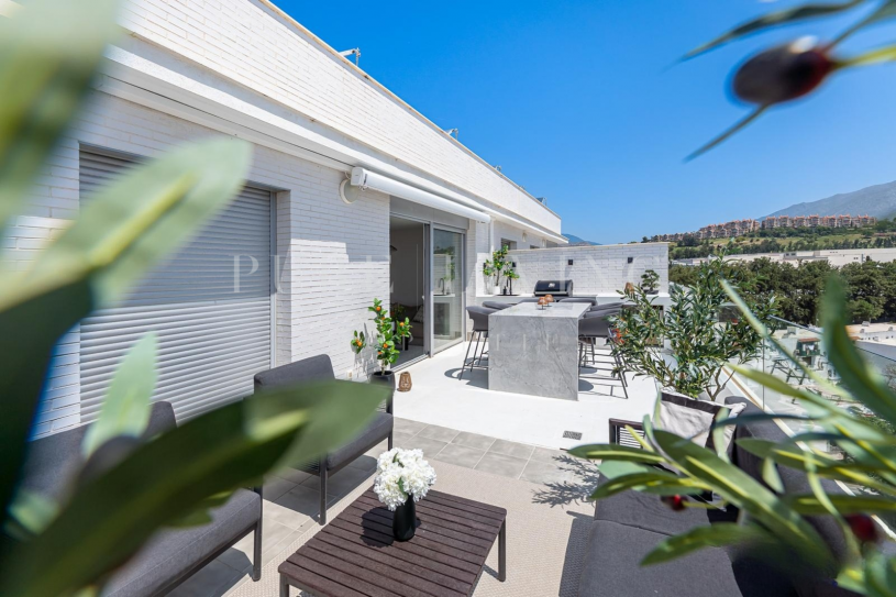 Contemporary penthouse with panoramic views located in prime, Nueva Andalucía