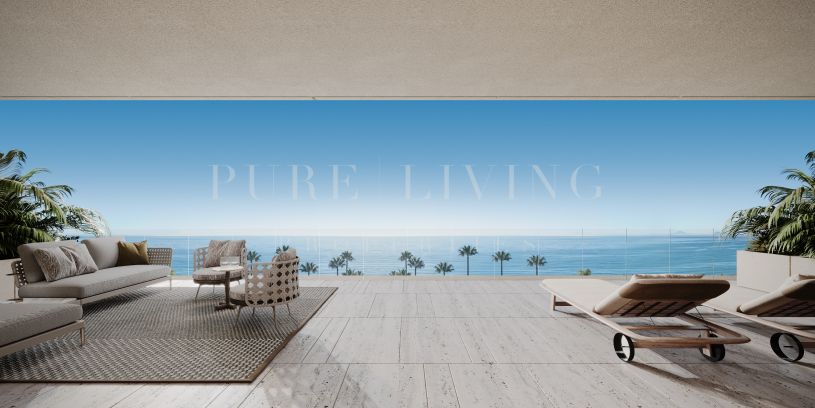 Impresionante ático dúplex en primera línea de playa con vistas panorámicas al mar en Estepona