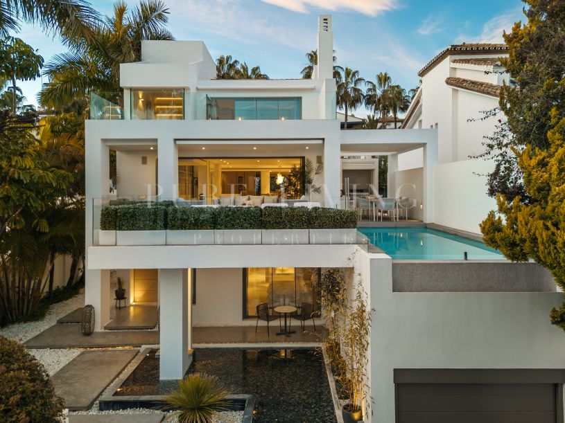 Villa contemporánea adosada con vistas panorámicas al mar en Puente Romano, Milla de Oro, Marbella