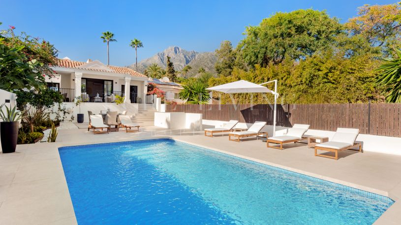 Impresionante villa recientemente renovada con excelentes vistas al mar situada en Sierra Blanca, Marbella.