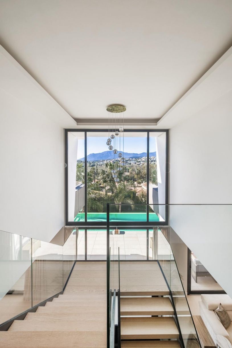 Brand-New contemporary luxury villa with panoramic views and exceptional finishes, located in prime El Paraiso, Estepona East