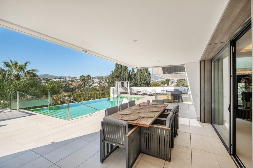 Brand-New contemporary luxury villa with panoramic views and exceptional finishes, located in prime El Paraiso, Estepona East