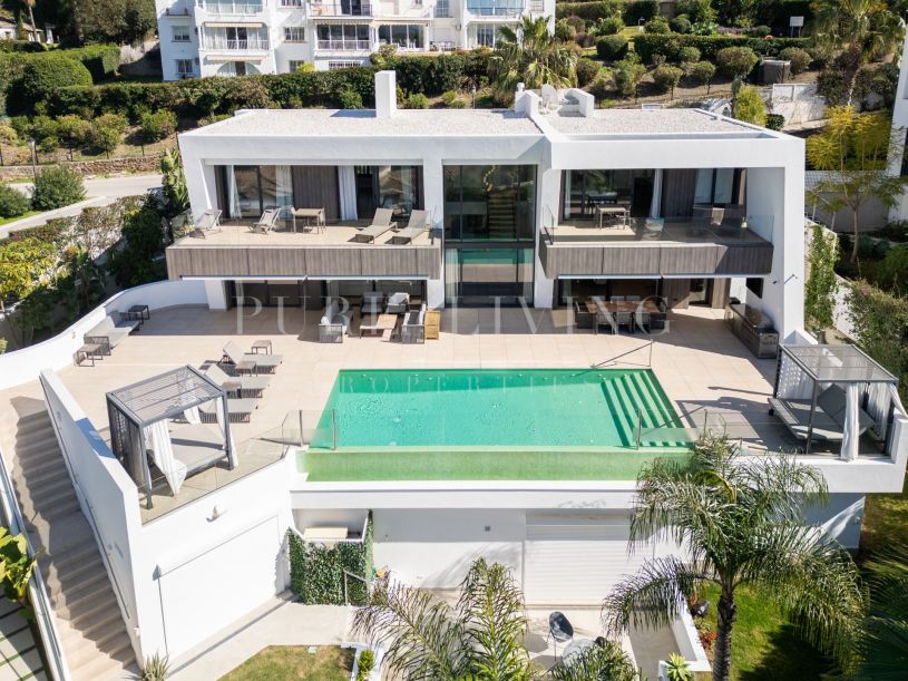 Brand-New contemporary luxury villa with panoramic views and exceptional finishes, located in prime El Paraiso, Estepona East