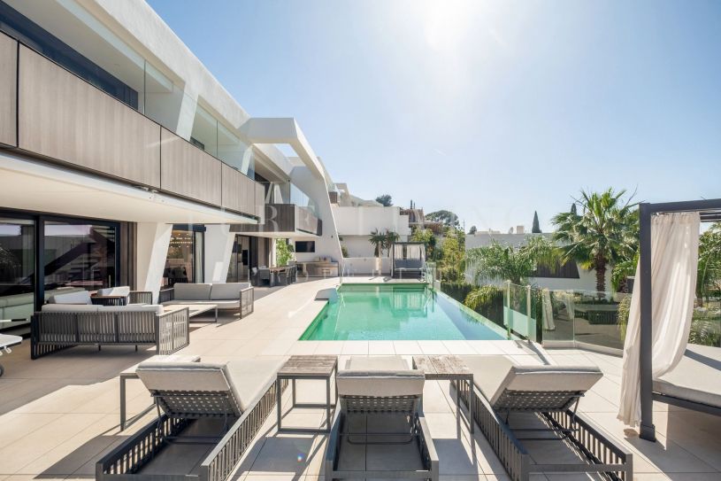 Brand-New contemporary luxury villa with panoramic views and exceptional finishes, located in prime El Paraiso, Estepona East